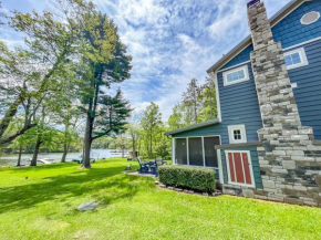 Adorable Lakefront Cottage with Hot Tub and Dock Pet friendly